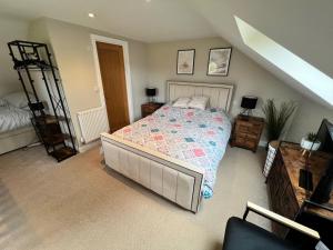 une chambre avec un lit et un escalier dans l'établissement Rural Cottage-Full Kitchen-Pets Ok-Paddock, à Shrewsbury