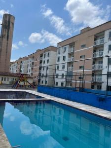 een leeg zwembad voor een gebouw bij Apartamento dois quartos com uma suíte in Ananindeua