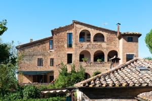 サン・ジョヴァンニ・ダッソにあるAlloggio Val D'orcia con Balcone Panoramico 6' Posti Lettoの屋根のある古いレンガ造りの家