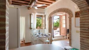 サン・ジョヴァンニ・ダッソにあるAlloggio Val D'orcia con Balcone Panoramico 6' Posti Lettoのキッチン(テーブル付)、ダイニングルーム(窓付)