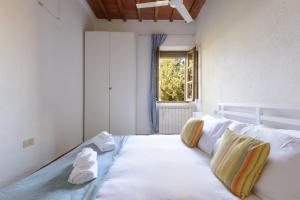サン・ジョヴァンニ・ダッソにあるAlloggio Val D'orcia con Balcone Panoramico 6' Posti Lettoの窓のある部屋にある大きな白いベッド