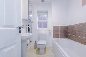 Great SankeyにあるNEW! Presented by LTJ Prime Key Properties, Driveway Parking, Free WiFiの白いバスルーム(トイレ、バスタブ、シンク付) +26枚の写真