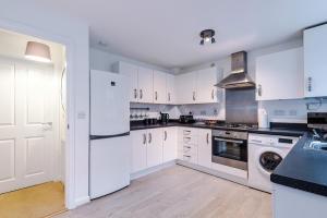 Great SankeyにあるNEW! Presented by LTJ Prime Key Properties, Driveway Parking, Free WiFiのキッチン(白いキャビネット、洗濯機、乾燥機付)