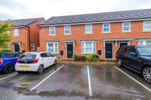 Great SankeyにあるNEW! Presented by LTJ Prime Key Properties, Driveway Parking, Free WiFiのレンガ造りの家の前の駐車場に2台駐車