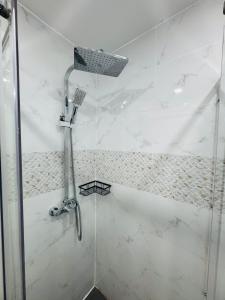 a bathroom with a shower with a shower head at Aladín House Vinaròs playa in Vinarós