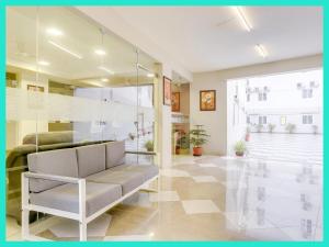 a lobby with a bench in a room at LUXUARY HOTEL - THE D!A - Nest - Primium - Near The Holy Kashi Vishwanath Temple !! # Free Wi-Fi Facilities - Fully Air Conditioned Hotel in Pricious location - Best Hotel In Varanasi in Rāmnagar