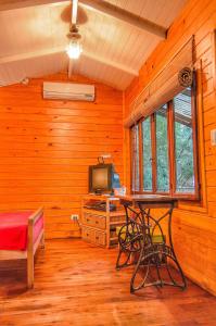 a room with a table and a television in a cabin at Cabaña - Shaby in Tigre
