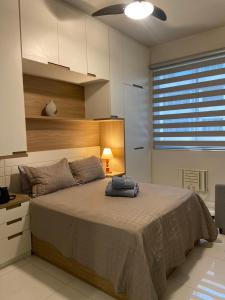 1 dormitorio con 1 cama grande y lámpara. en Aconchego Constante, en Río de Janeiro