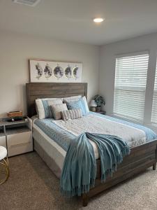 Una cama o camas en una habitación de New 4BR Walk to Community Pool & Playground