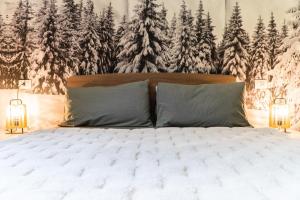 a bedroom with a bed with snow covered trees at Maison Poluc - Suite Alpine in Champoluc