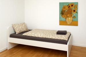 Una cama o camas en una habitación de Garden Apartment with 5 Separate Beds