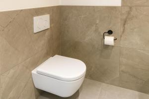 Un baño de Garden Apartment with 5 Separate Beds
