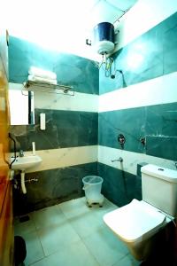 a bathroom with a toilet and a sink at Hotel Devine Zirakpur Chandigarh in Zirakpur