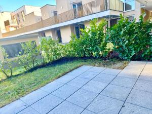 een stoep voor een gebouw bij Modern Apartment with Terrace Patio in Wiener Neudorf