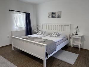 Ένα ή περισσότερα κρεβάτια σε δωμάτιο στο Hűvösvölgy Vendégház