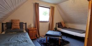 a bedroom with two beds and a window at Komfort 4 Zimmer Ferienwohnung in Kassel, mit eigener Küche, Badezimmer und WC, inkl Gratis Frühstück, Parkplätze, Free WiFi, Smart TV, Top Lage in Kassel in Kassel