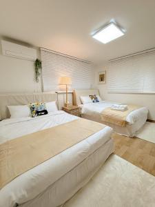 Postel nebo postele na pokoji v ubytování Gangnam Core Stay