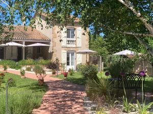 een huis met een pad ervoor bij Les Milahinas in Lescure-dʼAlbigeois