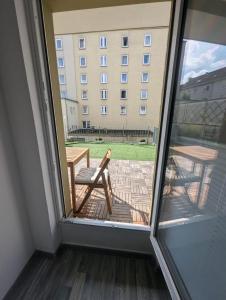 una ventana con mesa y vistas al patio en Ihr Premium-Zuhause auf Zeit Komfortabel Wohnen in Bestlage, en Hannover