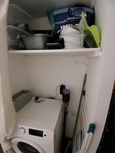 a bathroom with a white toilet in a room at STUDIO à SAINT-DENIS DE LA REUNION in Saint-Denis