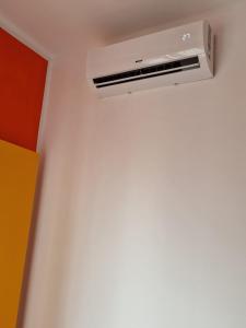 a white air conditioner on a wall in a room at Palazzo interno 3 in Giovinazzo