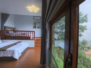 una camera con un letto e una grande porta scorrevole in vetro di Sapa Succulent Garden Homestay - Vườn Sen Đá Homestay a Sa Pa