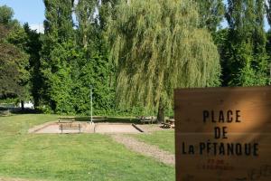 a sign that says place de la performance in a park at Jardin et Étang services gratuits piscine tennis golf in Ivry-la-Bataille