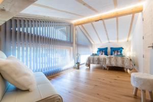 シャモニー・モンブランにあるChalet Plan Glacierの青い枕が付いたベッドのある寝室