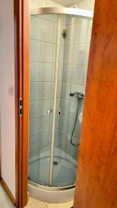 Et badeværelse på Chrobry Square Apartament