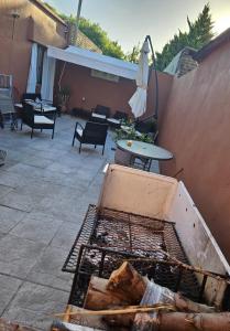 a backyard with a grill and a table and chairs at Casa equipada y acogedora in Trinidad