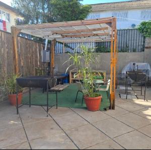 Casa Árbol lodge في بابودو: شرفة مع كراسي وطاولة وبعض النباتات