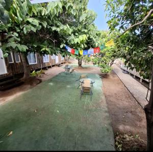Casa Árbol lodge في بابودو: ساحة بها كرسيين وسلسلة من الأعلام +5 صور