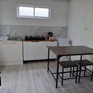 Casa Árbol lodge في بابودو: مطبخ صغير مع طاولة ومغسلة