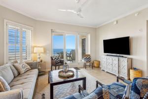 アメリア・アイランドにある21 Ocean Place condoのソファとテレビのあるリビングルーム