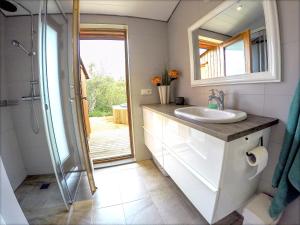 A bathroom at Harpa Holiday Home - Birta Rentals