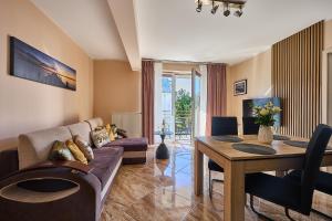 a living room with a couch and a table at Four Seasons Aquamarina in Świnoujście