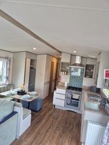 Dapur atau dapur kecil di Meadow Banks Combe Haven