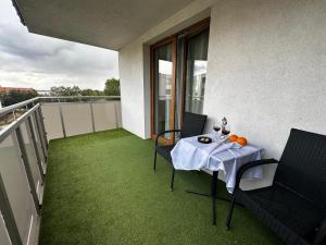 Un balcón con una mesa y sillas en un balcón. en Urban Green Września,Przytulny apartament z parkingiem, en Września