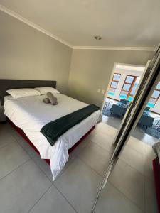 Ένα ή περισσότερα κρεβάτια σε δωμάτιο στο Hideaway-Poolside Comfort cottage 3km to the Beach +11 φωτογραφίες