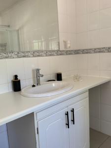 Ένα μπάνιο στο Hideaway-Poolside Comfort cottage 3km to the Beach