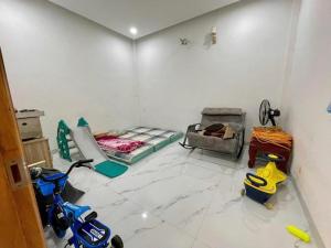 ein Zimmer mit zwei Betten und Spielsachen darin in der Unterkunft The Lumiere Riverside Apartment View City in Ho-Chi-Minh-Stadt