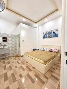 ein Schlafzimmer mit einem großen Bett in einem Zimmer in der Unterkunft The Lumiere Riverside Apartment View City in Ho-Chi-Minh-Stadt