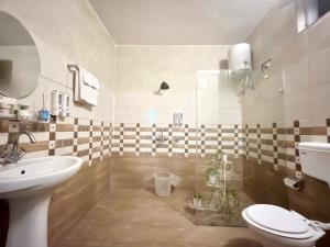 ラニケートにあるWinterline Vistaの洗面台とトイレ付きのバスルーム +41枚の写真