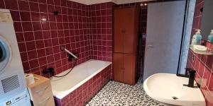 a bathroom with a tub and a toilet and a sink at Ganzes Ferienhaus in Kassel mit umzäunten 1000qm Garten, Komfort Küche, Bad, Wohnzimmer, 4 Schlafzimmer, 8 Betten, Gratis Parkplätze, BBQ Pavillion, so privat wie zu Hause in Kassel