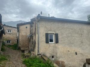 a building with a window on the side of it at Le Buis in Brette