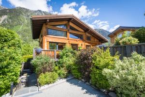 シャモニー・モンブランにあるChalet Plan Glacierの塀と木の古屋