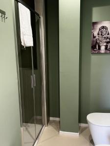 un baño con ducha y WC en Duecento Rooms, en Palermo 23 fotos más