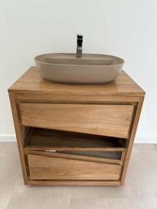 a bowl sink on top of a wooden stand at Palma Roja Lodge in Cilaos