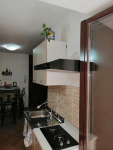 Nhà bếp/bếp nhỏ tại DM house +12 ảnh