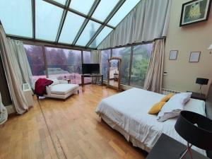 a bedroom with a bed and a large window at Tu Casa de Campo - Confort, Hogar & Naturaleza in Estancia Grande